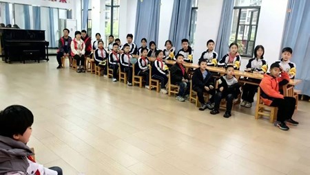 行走的思政课 爱心暖童心 ——九澧实验学校“学习雷锋，情暖童心”主题活动纪实